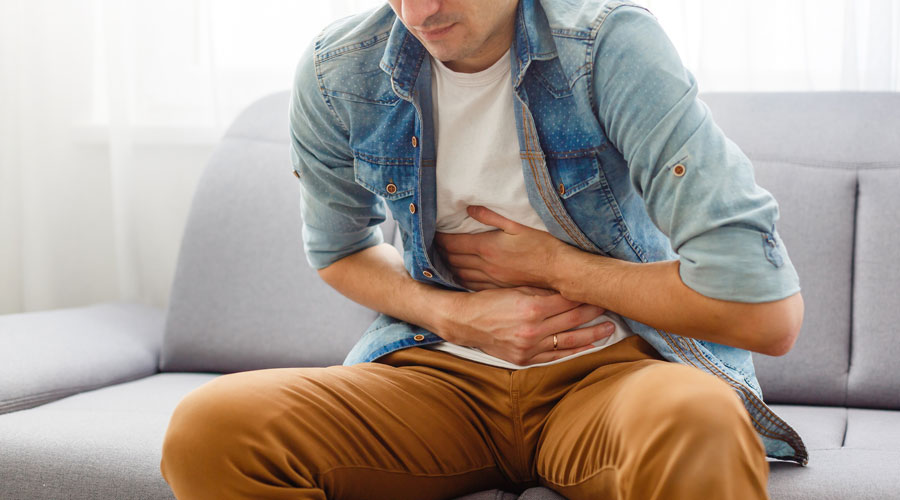 Un home amb problemes digestius
