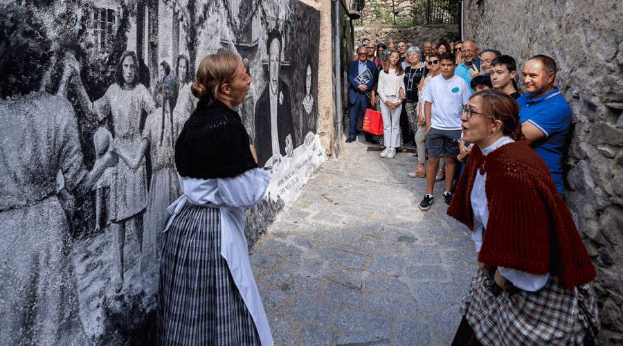 Una de les visites teatralitzades a la Mosquera