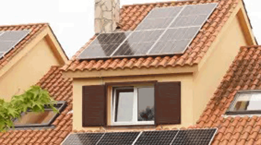 Plaques solars instal·lades a la teulada d'una casa