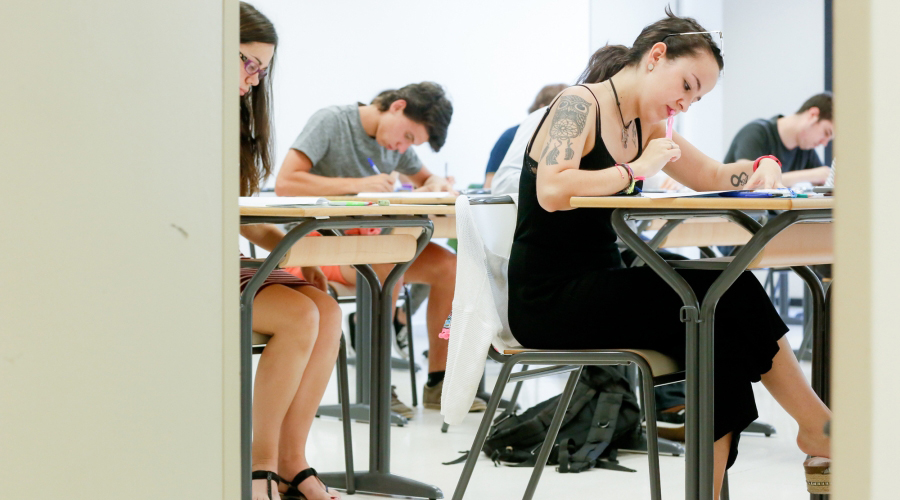 Uns joves sent examinats