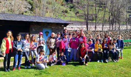 Els infants, els monitors i mossèn Ramon a Aina