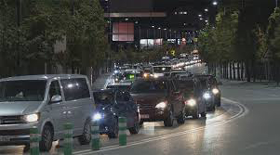Cua de vehicles en sentit al centre del país