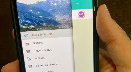 Un mòbil amb l'aplicació Mou-te