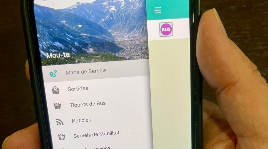 Un mòbil amb l'aplicació Mou-te