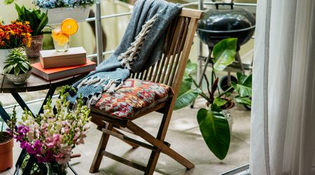 Un balcó petit amb plantes i flors