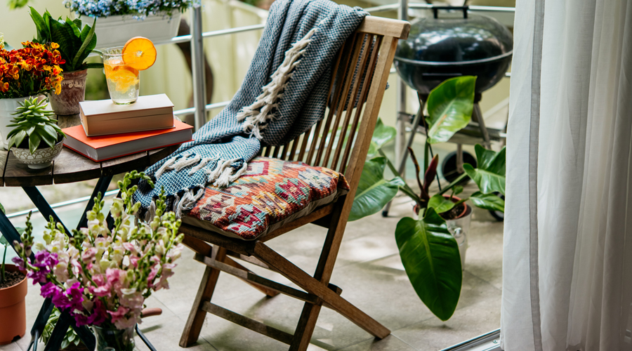 Un balcó petit amb plantes i flors