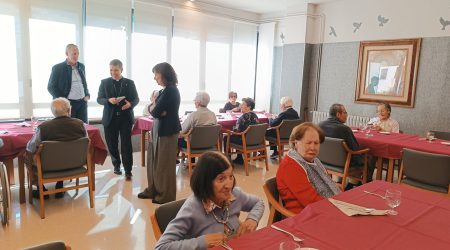 Serrano amb els responsables del centre i amb les persones residents