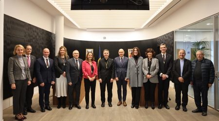 Al centre, el copríncep episcopal en la seva visita al Comú d'Escaldes