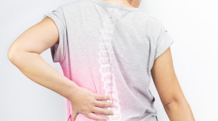 Una dona queixant-se de la zona lumbar