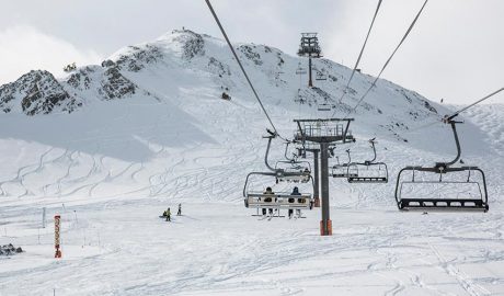 Un telecadira en funcionament a l'hivern amb esquiadors
