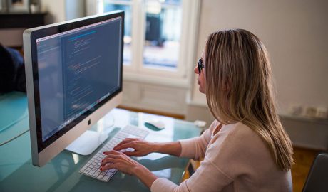 Un dona treballant amb un ordinador