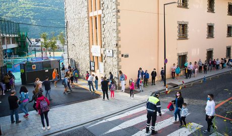 Escola de Ciutat de Valls amb gent esperant a l'entrada