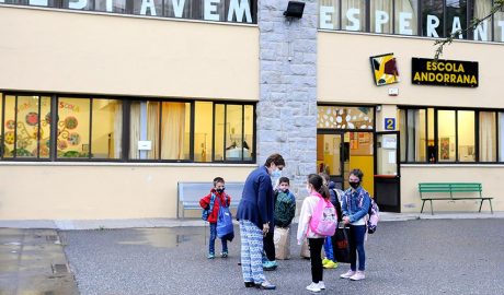 Uns alumnes a l'entrada de l'escola andorrana de Sant Julià de Lòria el primer dia del curs 2020-2021