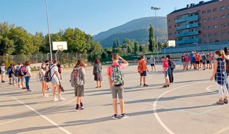 El pati de l'Institut La Valira de la Seu d'Urgell el primer dia del curs escolar 2020-2021