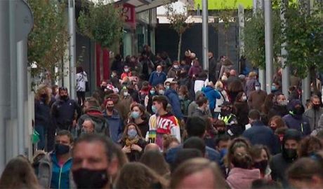 Gent omplint l'avinguda Carlemany