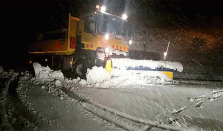 Una màquina llevaneu de la Generalitat de Catalunya treballant en una carretera nevada