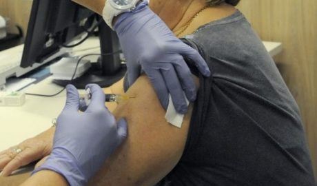 Una dona rep la vacuna de la grip
