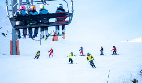 Telecadira i infants esquiant