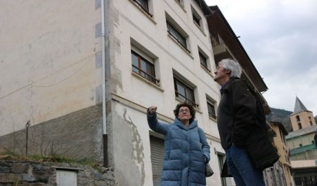 Judith Pallarès i Vicenç Alay, en campanya electoral, davant de Casa Parramon