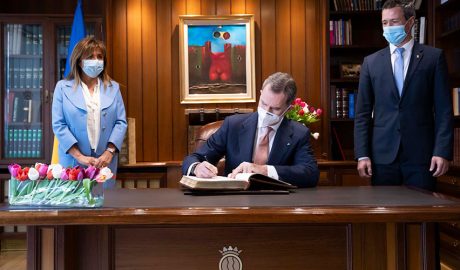 Felip VI firmant al llibre del Comú d'Andorra la Vella