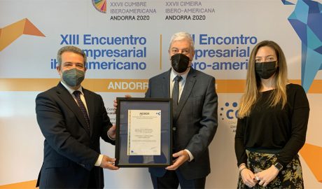 Un representant d'AENOR entrega al president de la CEA el certificat conforme es van complir els protocols anticovid al XIII Encuentro Empresarial Iberoamericano en presència de la secretària d'Estat de Salut