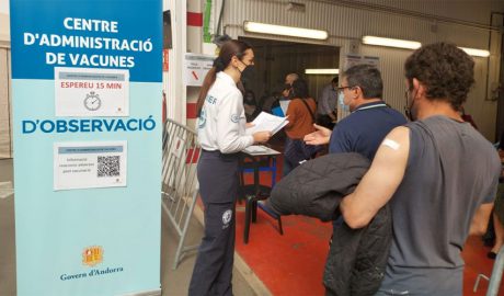 Gent vacunada rep informació de part d'una infermera al centre de vacunació