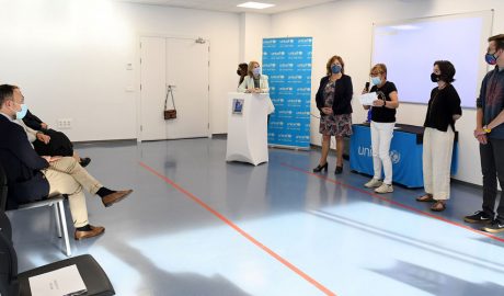 Representants de l'Escola Andorrana de Batxillerat recollint el Premi Unicef 2021