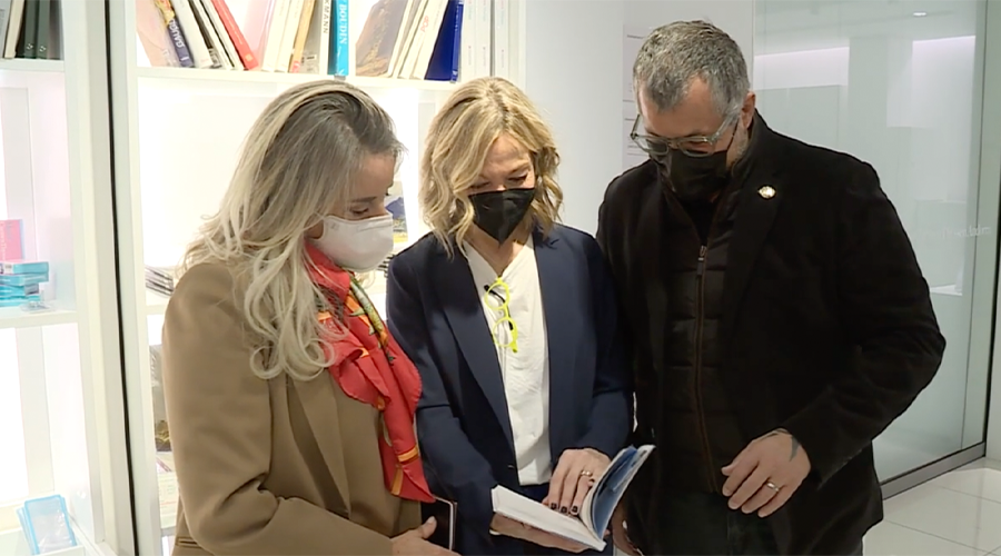 Ester Fenoll fullejant el seu llibre