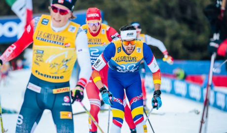 Esteve arribant just darrera de Klaebo al Tour de Ski del 2022