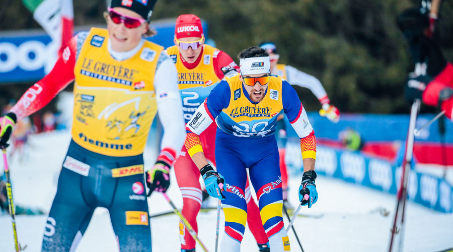 Esteve arribant just darrera de Klaebo al Tour de Ski del 2022
