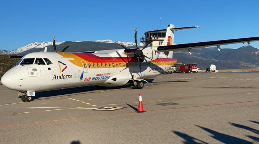 L'arribada del primer vol regular entre Andorra i Madrid a l'aeroport d'Andorra - la Seu