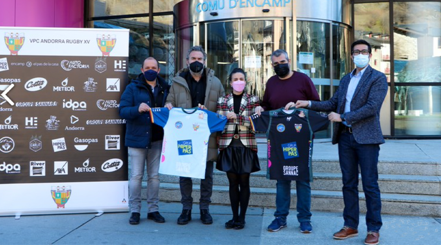 Entrega de les dues samarretes del VPC Rugbi Andorra XV