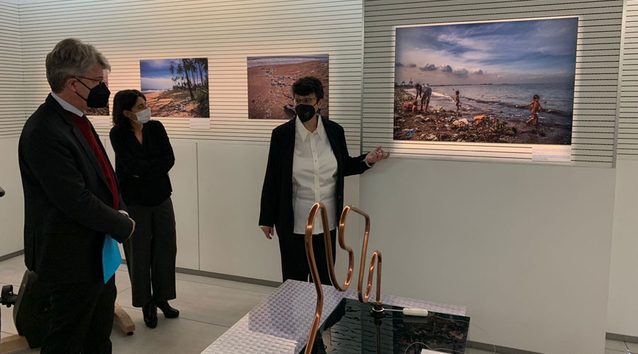 Tribolet i Jiménez escoltant les explicacions de la guia de la mostra 'Un planeta submergit pel plàstic'