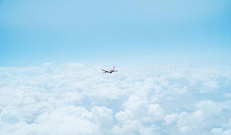 Avió entre el núvols i el cel