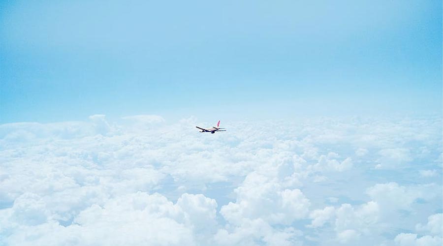 Avió entre el núvols i el cel