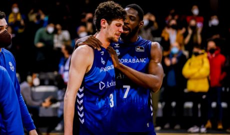 Dos jugadors del BC Andorra al final del partit contra el BAXI Manresa
