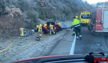 Bombers, SEM i Mossos treballant en un accident de trànsit a la C-14, a Ribera d'Urgellet
