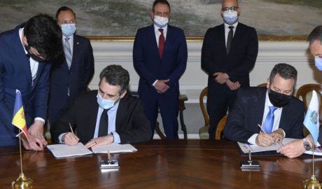 Jover i el seu homòleg de San Marino firmant el conveni per evitar la doble imposició