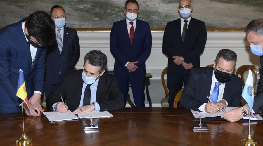 Jover i el seu homòleg de San Marino firmant el conveni per evitar la doble imposició