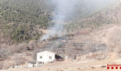 Bombers intervenint en un incendi a Aristot