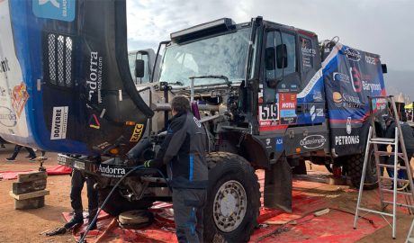 Els mecànics treballant en el camió de Llovera la Dakar 2022