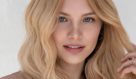 Noia amb una cabellera rossa