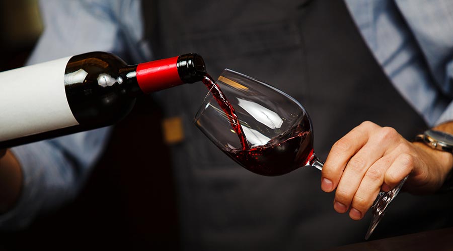 Omplint una copa de vi