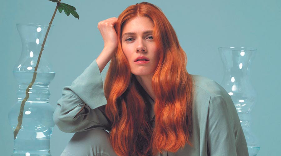 Noia amb cabellera pèl-roja