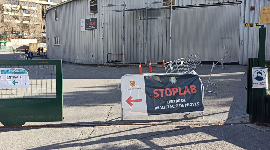 Senyalització de l'accés a l'stoplab de la plaça de Braus. Foto: Fòrum.ad