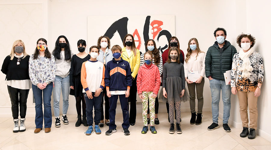 Sílvia Riva amb els premiats al 34è Concurs de contes de Nadal