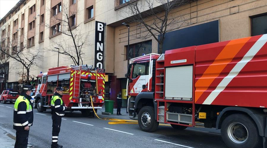 Bombers actuant a l'edifici del Bingo de Prat de la Creu