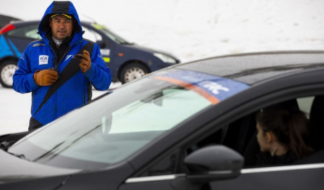 Curs de conducció per ensenyar als joves a conduir sobre neu i gel