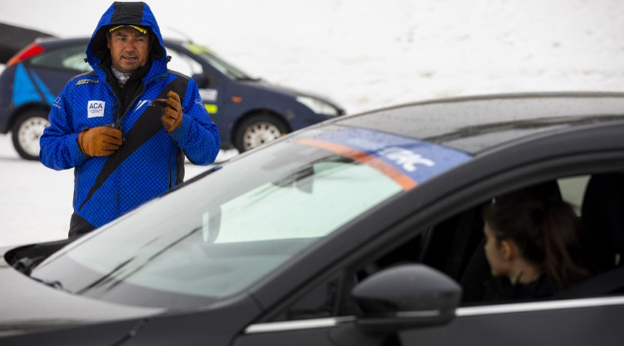 Curs de conducció per ensenyar als joves a conduir sobre neu i gel