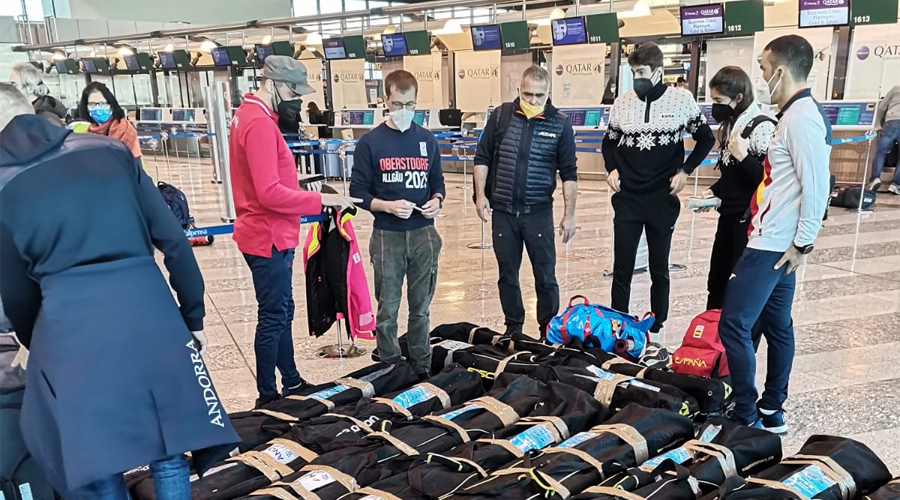 La delegació andorrana a l'aeroport per anar als Jocs Olímpics de Pequín